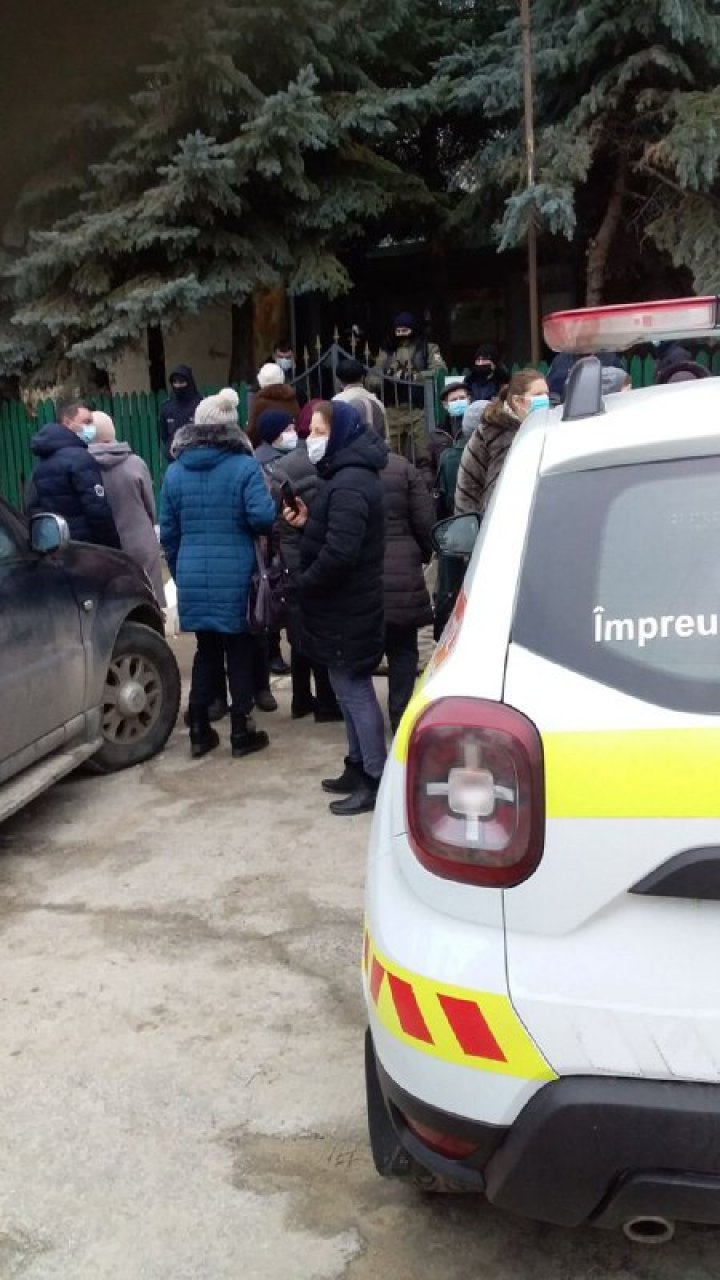 Angajații Primăriei Lăpușna, dați afară din sediul primăriei. Clădirea, păzită de mascați și polițiști. Edilul solicită ajutor de la stat (VIDEO)