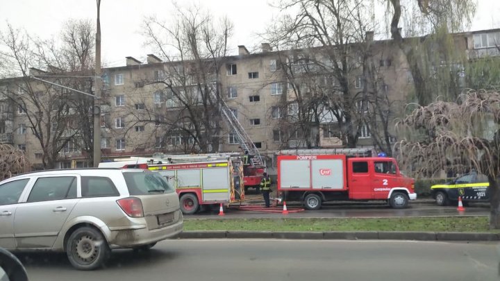 INCENDIU DE AMPLOARE în Capitală. Un apartament, în flăcări. O femeie a murit (VIDEO/FOTO)