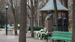 Omagiu lui Mihai Eminescu! Se împlinesc 171 de ani de la naşterea Luceafărului poeziei româneşti (FOTOREPORT)