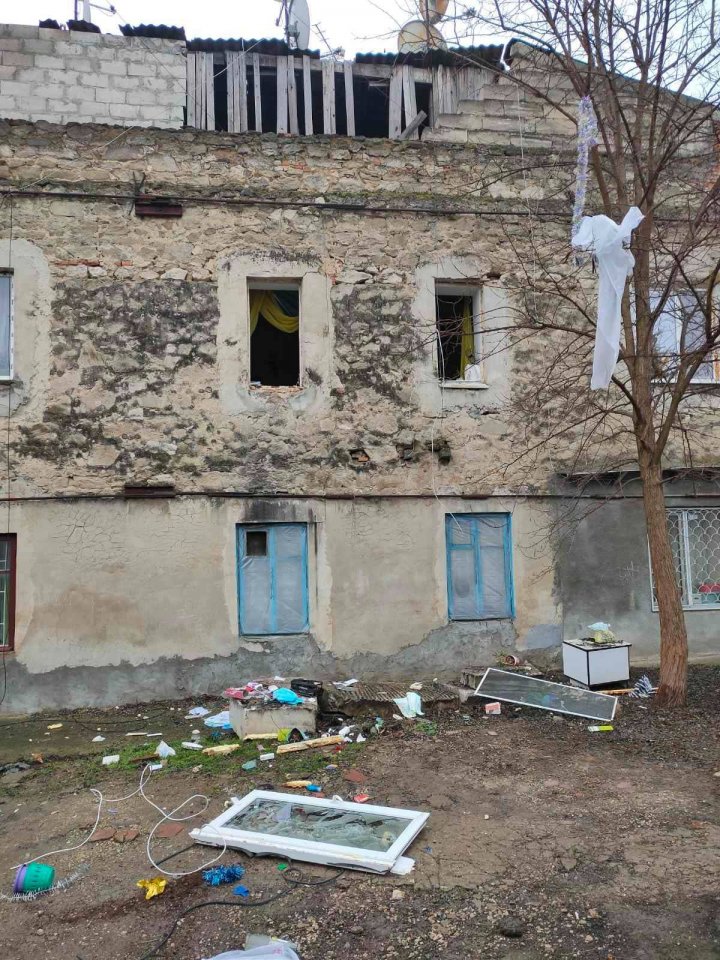 Patru apartamente au fost distruse în urma deflagrației produse într-un bloc vechi de pe strada Mihail Kogălniceanu (FOTO)