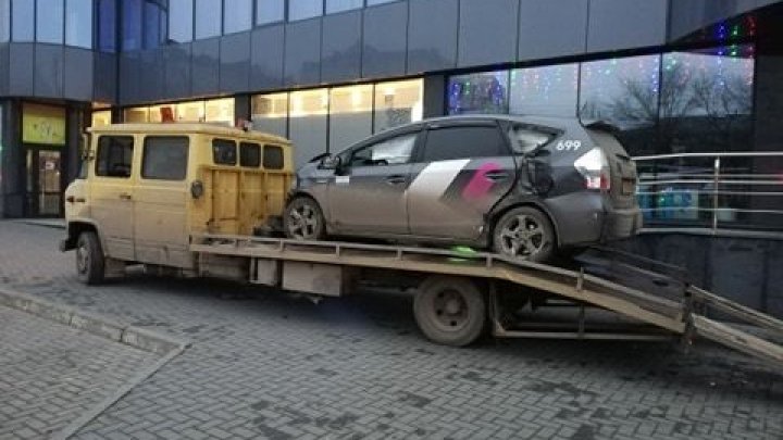 A urcat în taxi şi a ajuns la spital. Accident matinal în capitală (FOTO)