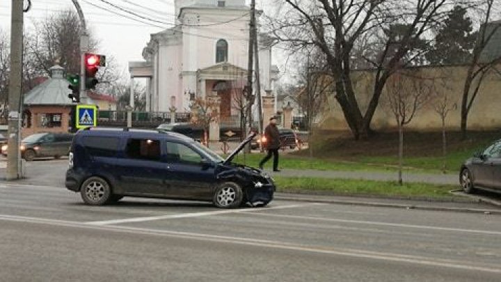 A urcat în taxi şi a ajuns la spital. Accident matinal în capitală (FOTO)