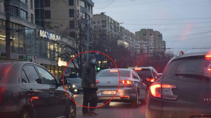 Pietonii nedisciplinaţi au intrat în vizorul poliţiei. INSP a publicat poze cu persoane care trec strada neregulamentar (FOTO)