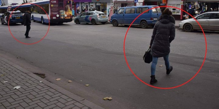 Pietonii nedisciplinaţi au intrat în vizorul poliţiei. INSP a publicat poze cu persoane care trec strada neregulamentar (FOTO)