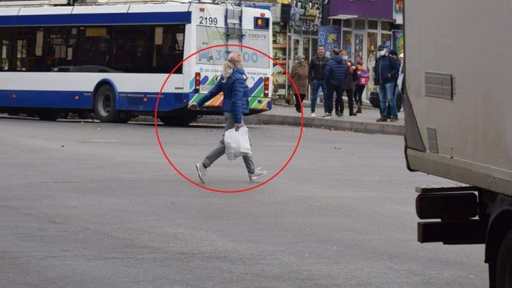 Pietonii nedisciplinaţi au intrat în vizorul poliţiei. INSP a publicat poze cu persoane care trec strada neregulamentar (FOTO)