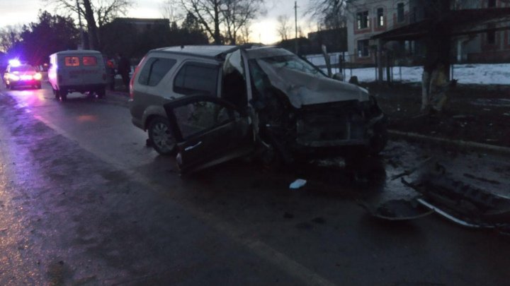 Accident grav în localitatea Olănești. Un poliţist a murit, iar altă persoană a ajuns la spital (FOTO)