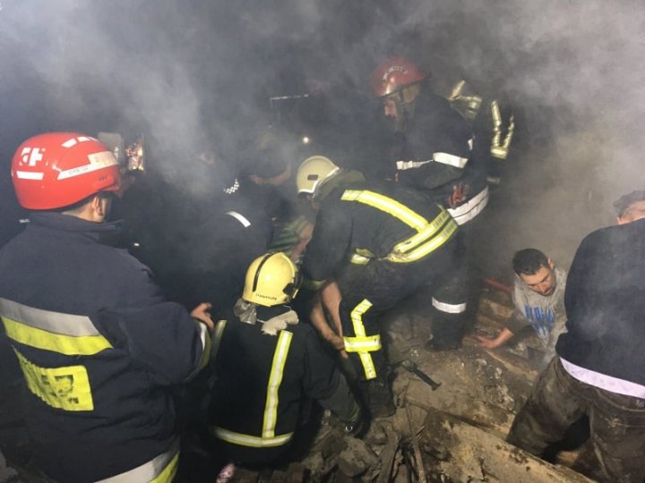 Explozie devastatoare într-o casă din oraşul Sîngerei. Două persoane, prinse sub dărâmături (FOTO/VIDEO)