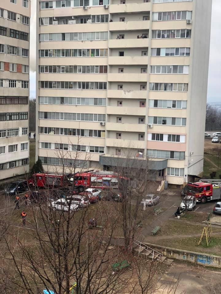 UPDATE. Incendiu de proporţii pe strada Sadoveanu din Capitală. Un apartament a fost cuprins de flăcări (VIDEO)