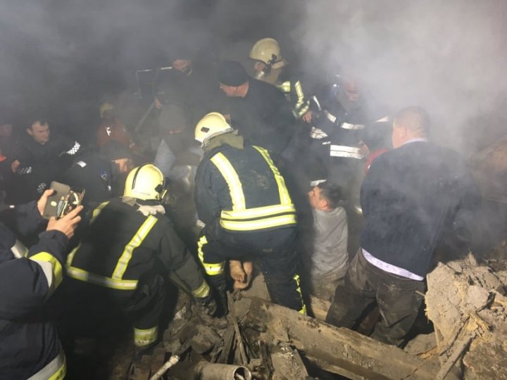 Explozie devastatoare într-o casă din oraşul Sîngerei. Două persoane, prinse sub dărâmături (FOTO/VIDEO)