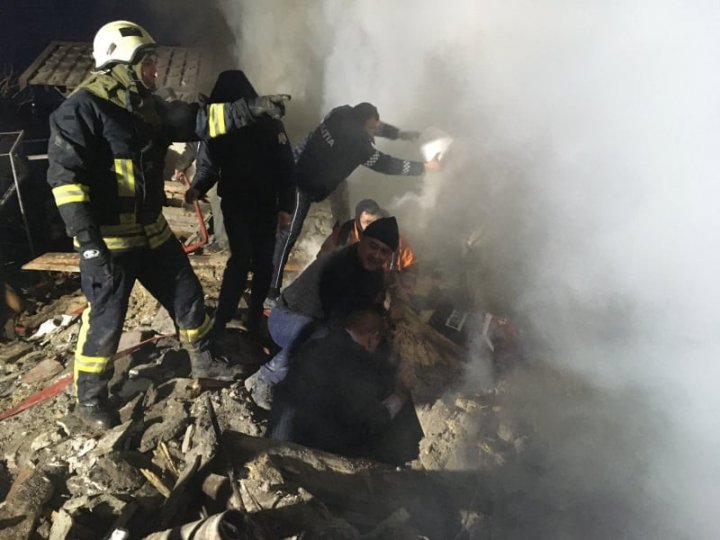 Explozie devastatoare într-o casă din oraşul Sîngerei. Două persoane, prinse sub dărâmături (FOTO/VIDEO)