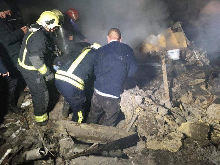 Explozie devastatoare într-o casă din oraşul Sîngerei. Două persoane, prinse sub dărâmături (FOTO/VIDEO)