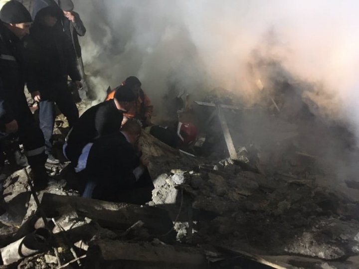 Explozie devastatoare într-o casă din oraşul Sîngerei. Două persoane, prinse sub dărâmături (FOTO/VIDEO)