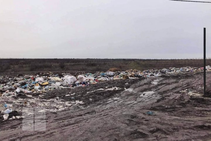 Deşeurile îneacă la propriu locuitorii satului Tătăreşti, Străşeni. Oamenii sunt indignaţi de problema vizibilă şi urât mirositoare (FOTO)