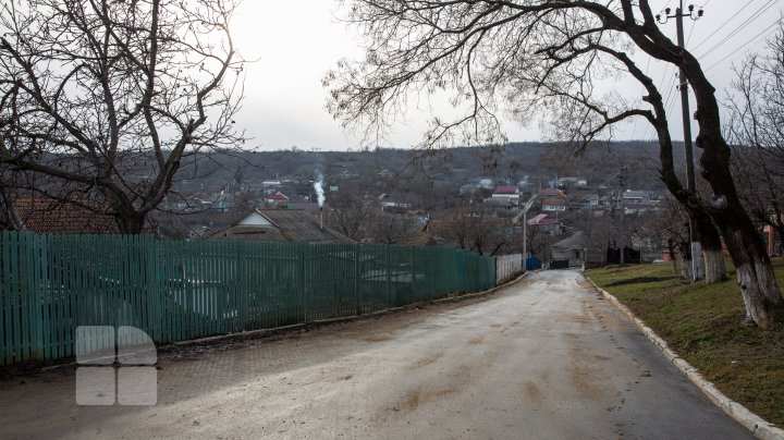 Deşeurile îneacă la propriu locuitorii satului Tătăreşti, Străşeni. Oamenii sunt indignaţi de problema vizibilă şi urât mirositoare (FOTO)