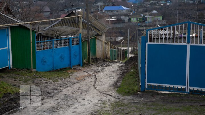 Deşeurile îneacă la propriu locuitorii satului Tătăreşti, Străşeni. Oamenii sunt indignaţi de problema vizibilă şi urât mirositoare (FOTO)