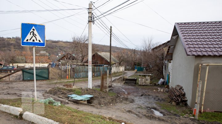 Deşeurile îneacă la propriu locuitorii satului Tătăreşti, Străşeni. Oamenii sunt indignaţi de problema vizibilă şi urât mirositoare (FOTO)