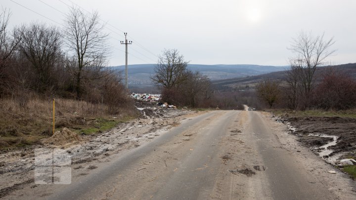 Deşeurile îneacă la propriu locuitorii satului Tătăreşti, Străşeni. Oamenii sunt indignaţi de problema vizibilă şi urât mirositoare (FOTO)