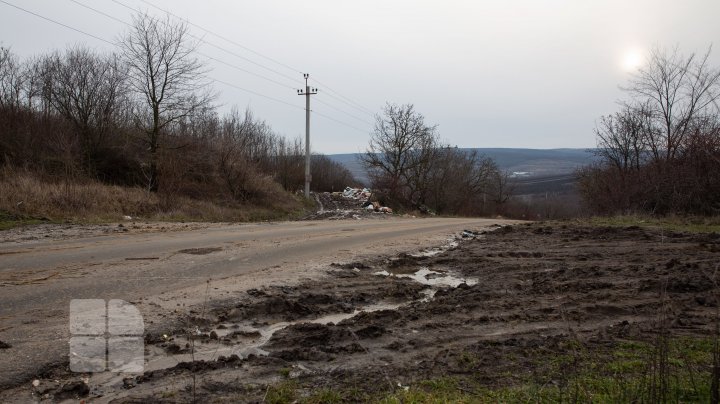 Deşeurile îneacă la propriu locuitorii satului Tătăreşti, Străşeni. Oamenii sunt indignaţi de problema vizibilă şi urât mirositoare (FOTO)