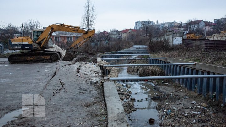 Un dig de protecţie de pe malul râului Durleşti a cedat. Reacţia primarului Capitalei (FOTOREPORT)