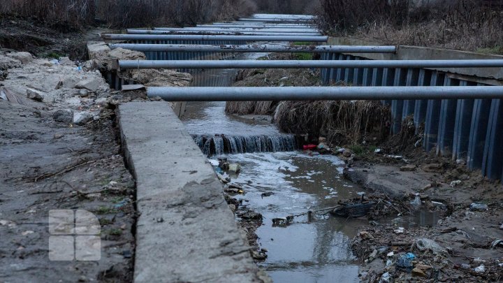 Un dig de protecţie de pe malul râului Durleşti a cedat. Reacţia primarului Capitalei (FOTOREPORT)