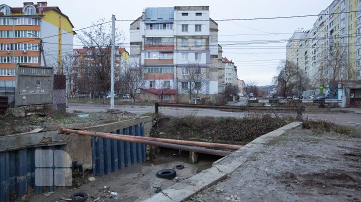 Un dig de protecţie de pe malul râului Durleşti a cedat. Reacţia primarului Capitalei (FOTOREPORT)