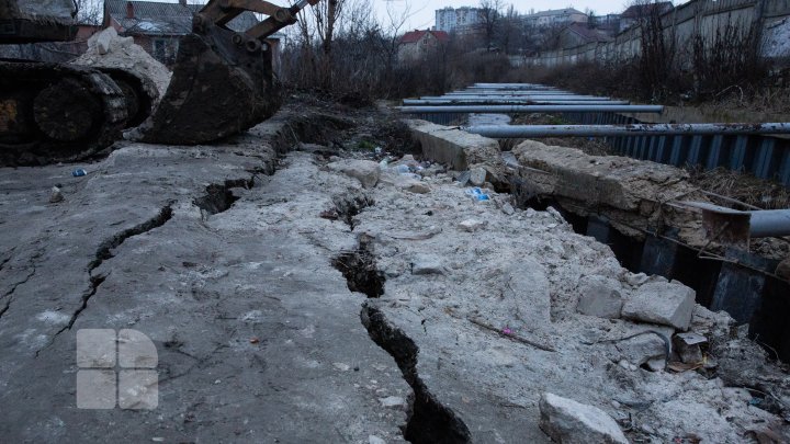 Un dig de protecţie de pe malul râului Durleşti a cedat. Reacţia primarului Capitalei (FOTOREPORT)