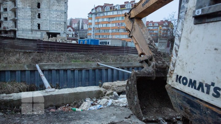 Un dig de protecţie de pe malul râului Durleşti a cedat. Reacţia primarului Capitalei (FOTOREPORT)