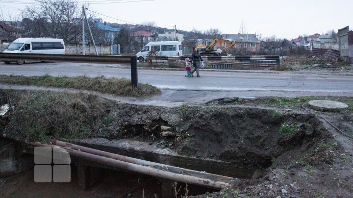 Un dig de protecţie de pe malul râului Durleşti a cedat. Reacţia primarului Capitalei (FOTOREPORT)