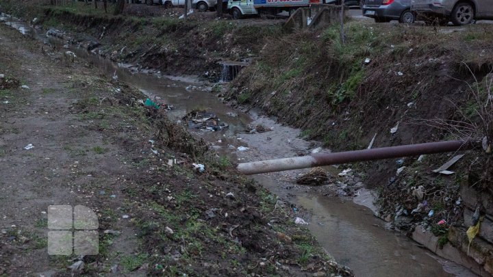 Un dig de protecţie de pe malul râului Durleşti a cedat. Reacţia primarului Capitalei (FOTOREPORT)