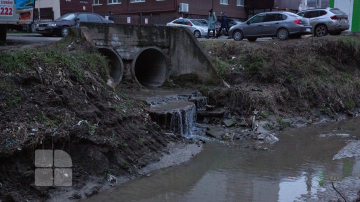 Un dig de protecţie de pe malul râului Durleşti a cedat. Reacţia primarului Capitalei (FOTOREPORT)