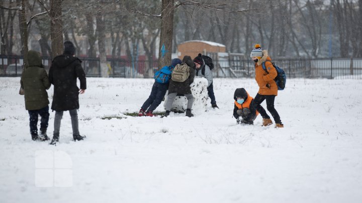 Moldova, sub cod portocaliu de ninsori. Copiii, în culmea fericirii (FOTOREPORT)