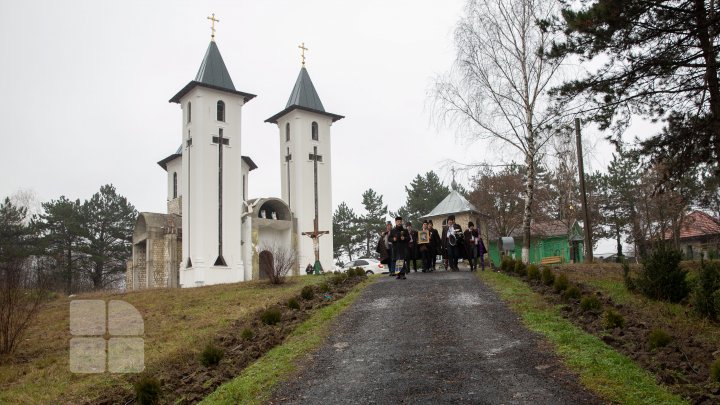 Tradiţii respectate de crăciun. Colindătorii umblă din casă în casă şi vestesc naşterea Domnului (FOTO)