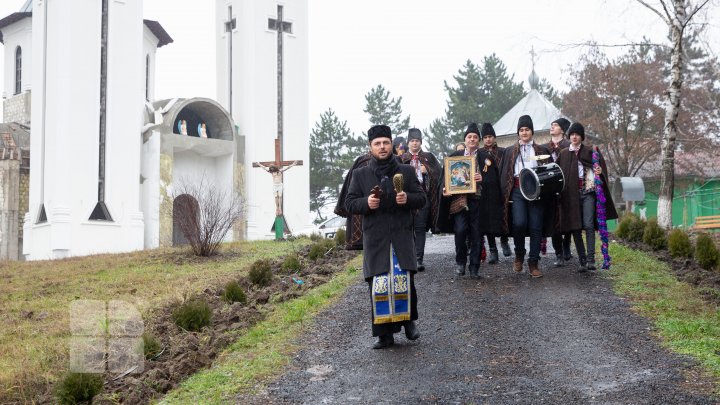 Tradiţii respectate de crăciun. Colindătorii umblă din casă în casă şi vestesc naşterea Domnului (FOTO)