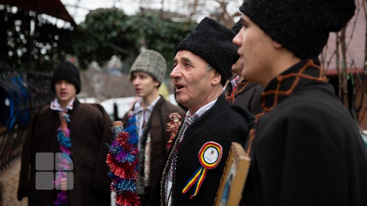 Tradiţii respectate de crăciun. Colindătorii umblă din casă în casă şi vestesc naşterea Domnului (FOTO)