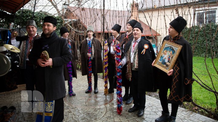 Tradiţii respectate de crăciun. Colindătorii umblă din casă în casă şi vestesc naşterea Domnului (FOTO)