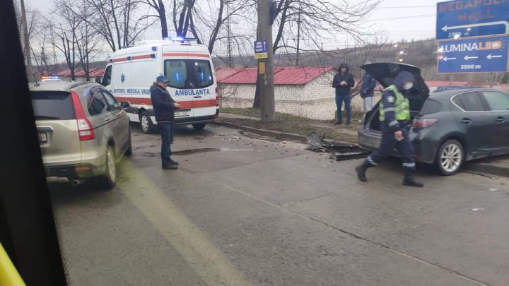 ACCIDENT în Capitală. Două maşini s-au ciocnit violent, iar o şoferiţă a fost rănită (FOTO)