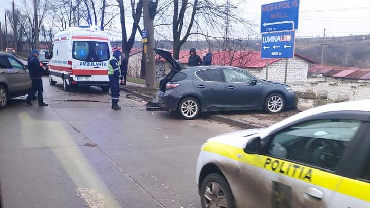 ACCIDENT în Capitală. Două maşini s-au ciocnit violent, iar o şoferiţă a fost rănită (FOTO)