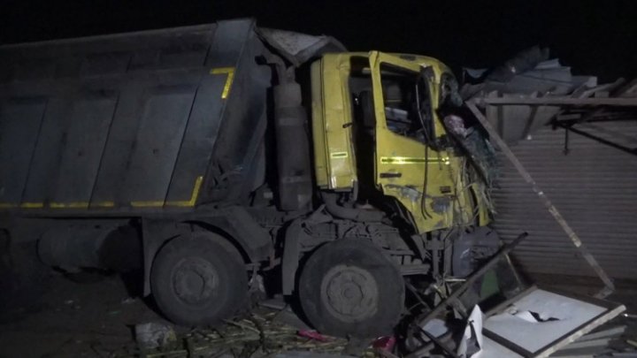 15 muncitori indieni care dormeau pe marginea unei şosele, călcați de un camion 