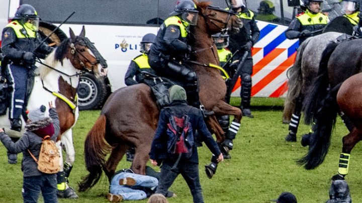 Proteste violente la Amsterdam. Manifestanții, sub jeturi de apă și călcați de cai, după ce s-au încăierat cu poliția (VIDEO)