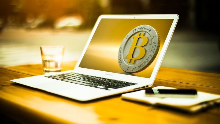 Şi-a aruncat laptopul în care avea bitcoini în sumă de peste 236 milioane de euro. Acum speră să-l găsească la groapa de gunoi  