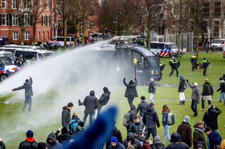 Proteste violente la Amsterdam. Manifestanții, sub jeturi de apă și călcați de cai, după ce s-au încăierat cu poliția (VIDEO)