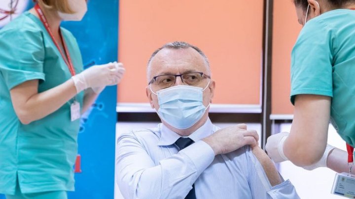 Ministrul Educației din România s-a prezentat la vaccinare într-o cămașă specială