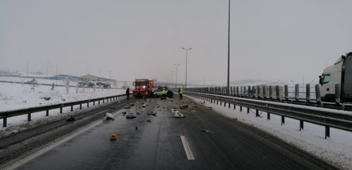 Accident cumplit în România. Trei oameni au murit, după ce maşina în care se aflau a intrat cu viteză într-un utilaj de deszăpezire