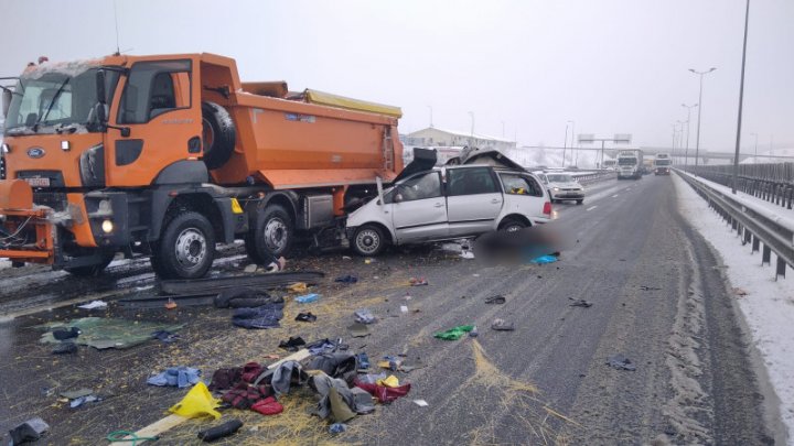 Accident cumplit în România. Trei oameni au murit, după ce maşina în care se aflau a intrat cu viteză într-un utilaj de deszăpezire