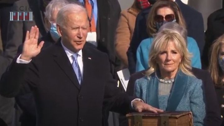 (LIVE) Joe Biden a depus jurământul. Acesta a jurat pe Biblia familiei sale pe care a folosit-o la toate evenimentele importante din viața sa