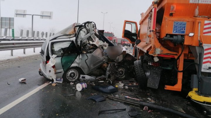 Accident cumplit în România. Trei oameni au murit, după ce maşina în care se aflau a intrat cu viteză într-un utilaj de deszăpezire