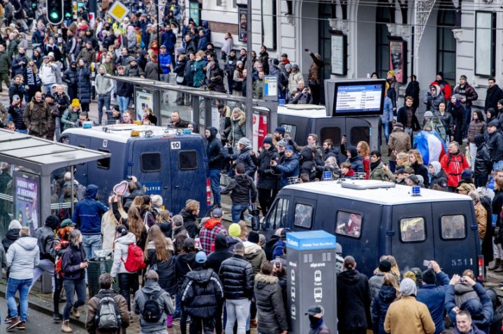 Proteste violente la Amsterdam. Manifestanții, sub jeturi de apă și călcați de cai, după ce s-au încăierat cu poliția (VIDEO)