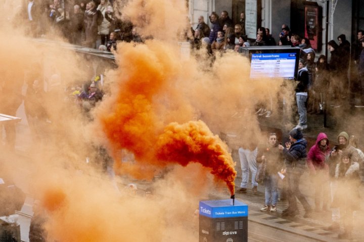 Proteste violente la Amsterdam. Manifestanții, sub jeturi de apă și călcați de cai, după ce s-au încăierat cu poliția (VIDEO)