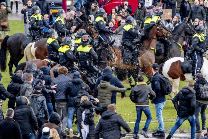 Proteste violente la Amsterdam. Manifestanții, sub jeturi de apă și călcați de cai, după ce s-au încăierat cu poliția (VIDEO)