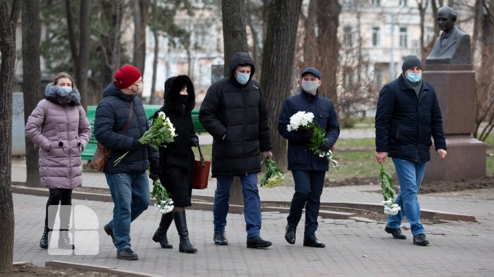 Omagiu lui Mihai Eminescu! Se împlinesc 171 de ani de la naşterea Luceafărului poeziei româneşti (FOTOREPORT)